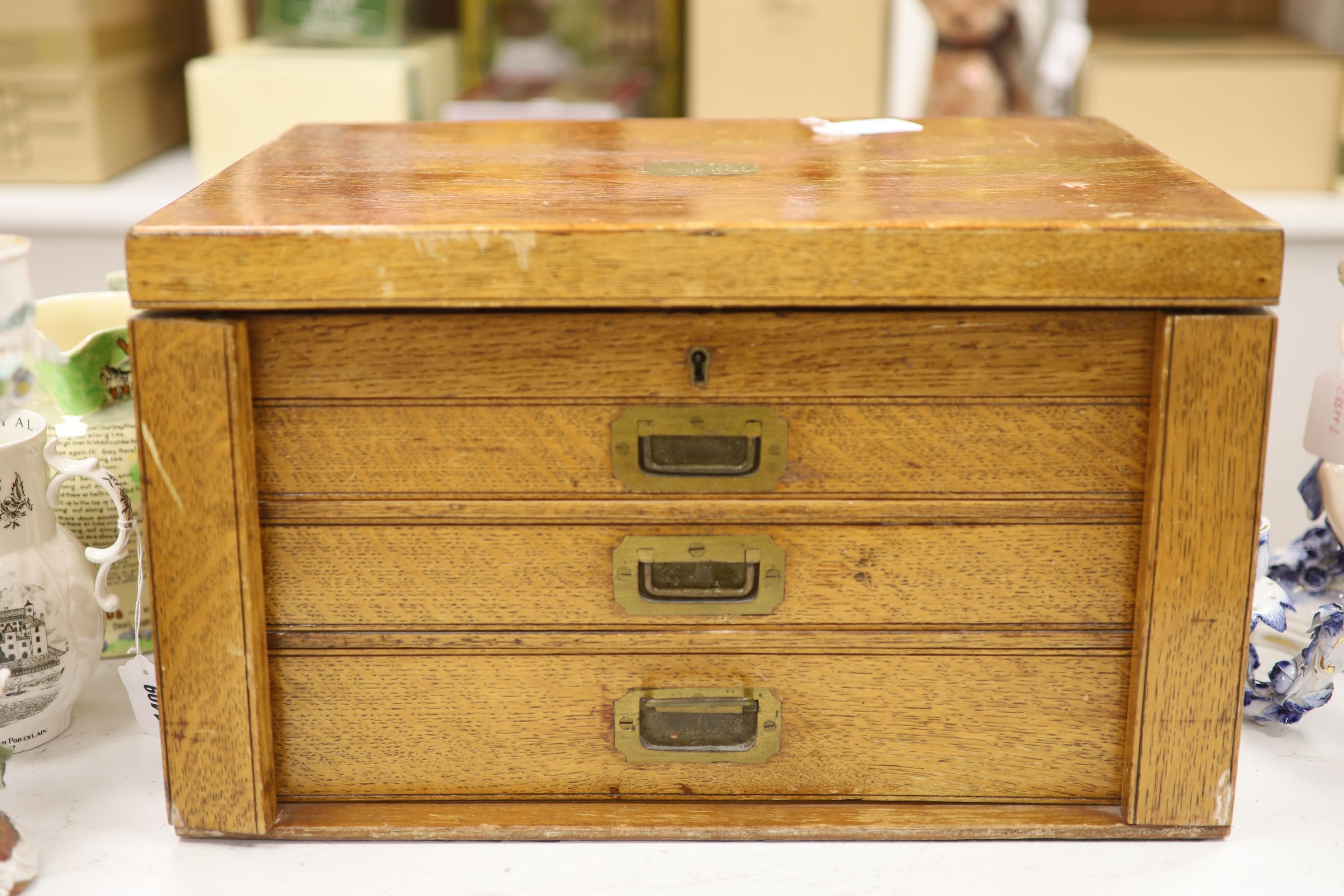 An oak cutlery box containing plated cutlery, 29 x 48cm